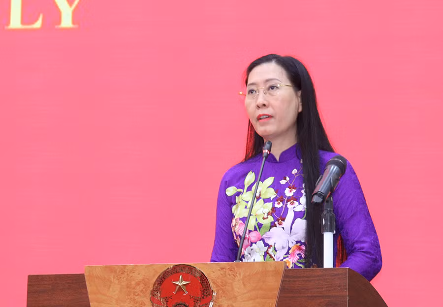 Đồng chí Bùi Thị Quỳnh Vân, Ủy viên Trung ương Đảng, Bí thư Tỉnh ủy, Chủ tịch Hội đồng nhân dân tỉnh Quảng Ngãi phát biểu tại lễ khai giảng.