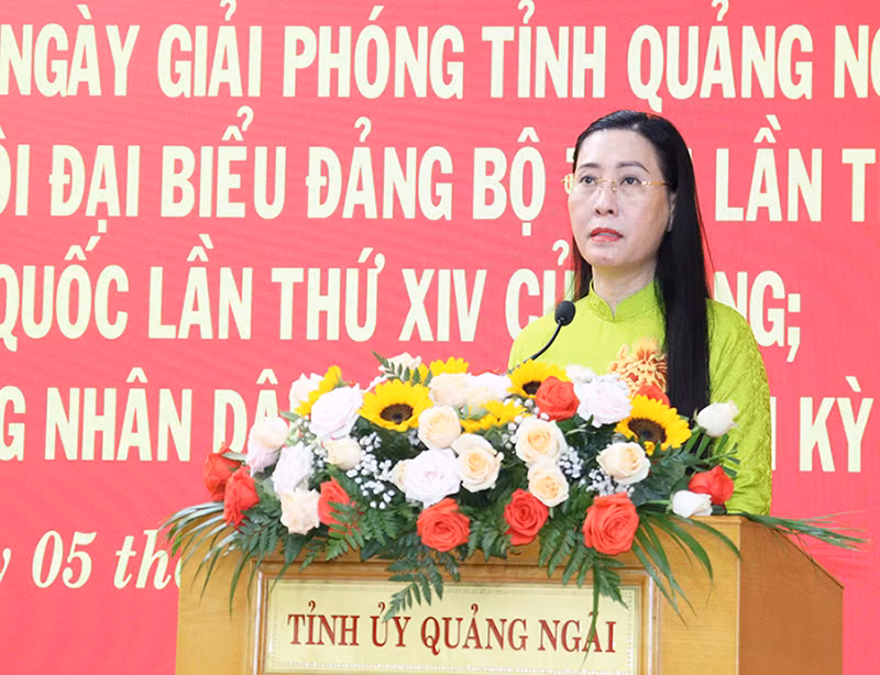 Đồng chí Bùi Thị Quỳnh Vân, Ủy viên Trung ương Đảng, Bí thư Tỉnh ủy, Chủ tịch Hội đồng nhân dân tỉnh Quảng Ngãi phát biểu tại lễ phát động.