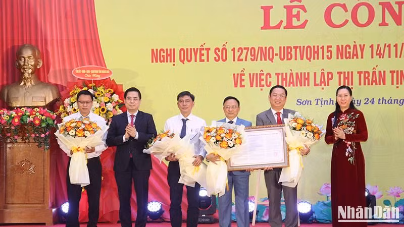 Lãnh đạo tỉnh Quảng Ngãi trao Nghị quyết số 1279/NQ-UBTVQH15 của Ủy ban Thường vụ Quốc hội về việc thành lập thị trấn Tịnh Hà.