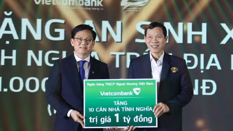 Lãnh đạo Vietcombank Quảng Ngãi trao biểu trưng tặng 1 tỷ đồng tài trợ xây dựng 10 ngôi nhà tình nghĩa cho tỉnh Quảng Ngãi.