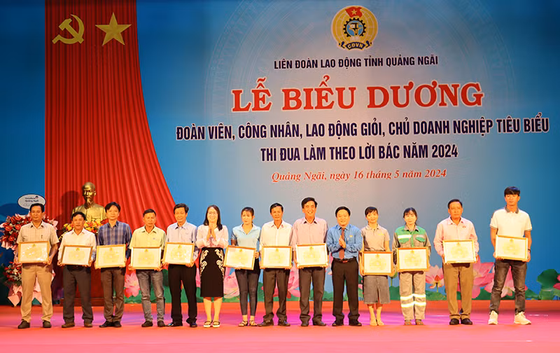 Trao Bằng Khen của Liên đoàn Lao động tỉnh cho các công nhân tiêu biểu thi đua làm theo lời Bác năm 2024.