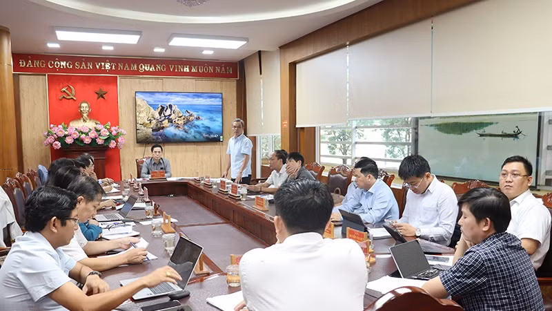 Quang cảnh cuộc góp ý tại tổ 3 do Chủ tịch Ủy ban nhân dân tỉnh Quảng Ngãi Nguyễn Hoàng Giang chủ trì.