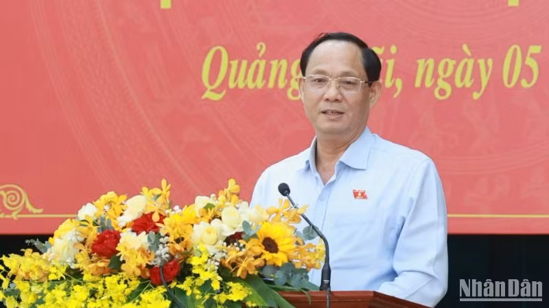 Phó Chủ tịch Quốc hội Trần Quang Phương phát biểu tại buổi tiếp xúc với cử tri Quảng Ngãi. 