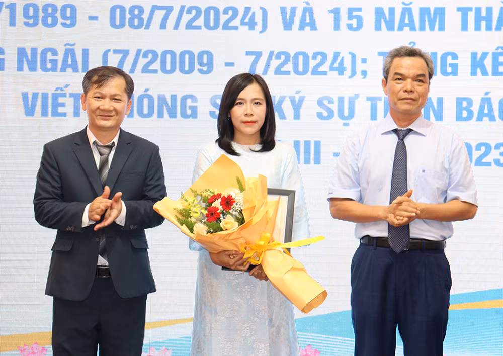 Trao giải A cho tác giả Ý Thu với tác phẩm "Khó đi thầy dắt con đi".