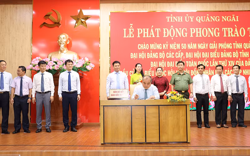 Quang cảnh ký cam kết thi đua.