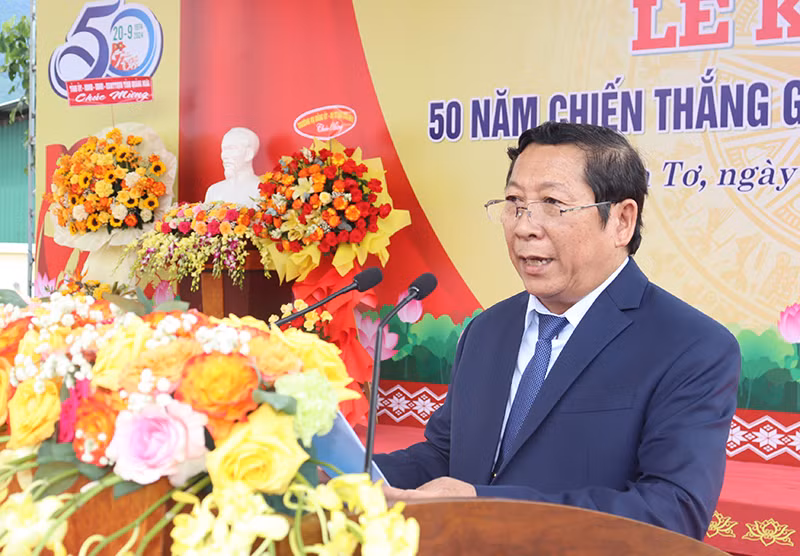 Phó Chủ tịch Ủy ban nhân dân huyện Ba Tơ Lữ Đình Tích trình bày diễn văn tại buổi Lễ.