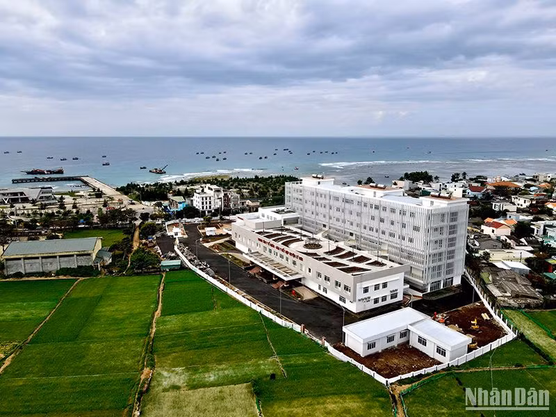 Dù đã thi công hoàn thành, nhưng vì thiếu vốn để trả nợ khối lượng nên dự án Trung tâm y tế Quân-Dân y huyện Lý Sơn vẫn chưa thể đưa vào sử dụng.