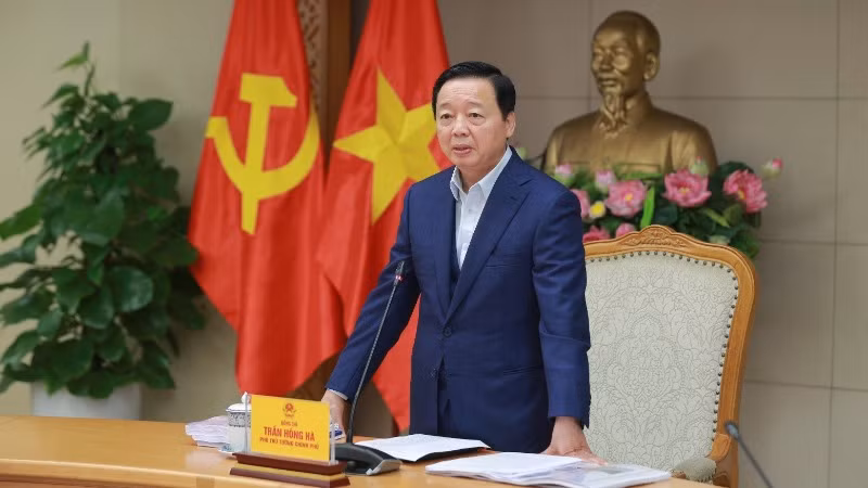 Phó Thủ tướng Trần Hồng Hà nhấn mạnh: Trên tinh thần vì sự phát triển chung của đất nước, các sáng kiến xây dựng đường giao thông có tuổi thọ bền vững, mang lại hiệu quả kinh tế, kỹ thuật, bảo vệ môi trường cần được khuyến khích thực hiện. Phó Thủ tướng Trần Hồng Hà nhấn mạnh: Trên tinh thần vì sự phát triển chung của đất nước, các sáng kiến xây dựng đường giao thông có tuổi thọ bền vững, mang lại hiệu quả kinh tế, kỹ thuật, bảo vệ môi trường cần được khuyến khích thực hiện.