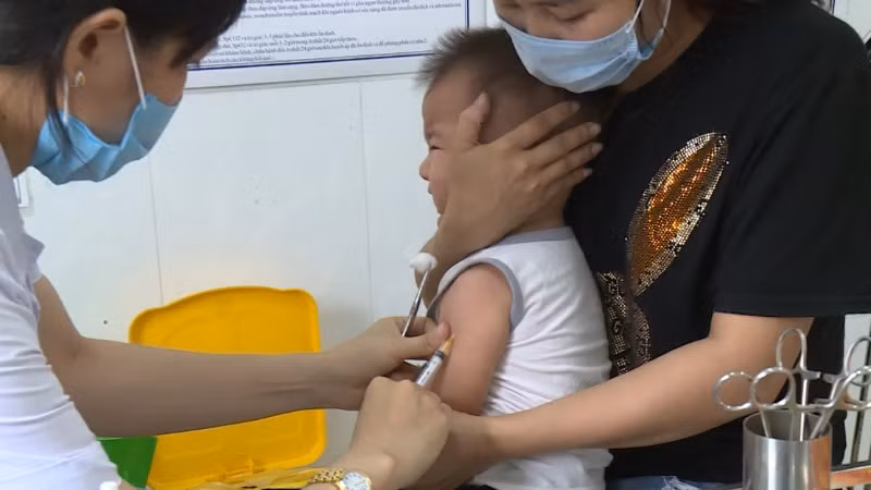 Tiêm vaccine phòng sởi tại Trung tâm Y tế quận Hoàn Kiếm, thành phố Hà Nội.