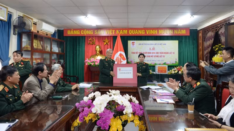 Đại diện Hội Hỗ trợ gia đình liệt sĩ Việt Nam bàn giao 21 bộ hồ sơ thông tin về mộ tập thể liệt sĩ cho Văn phòng Ban Chỉ đạo quốc gia 515.