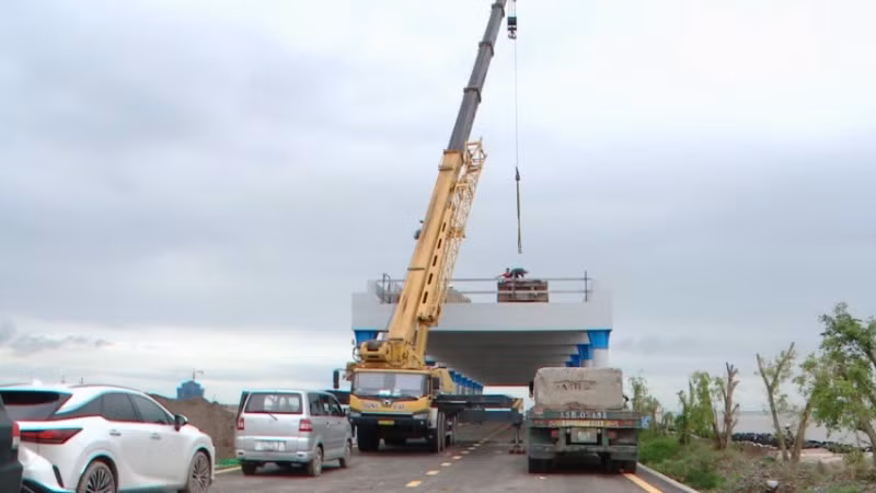 Thử tải cầu cạn bằng dầm bản rỗng trên cọc ly tâm PRC tại khu phi thuế quan, cảng Lạch Huyện, Hải Phòng. 