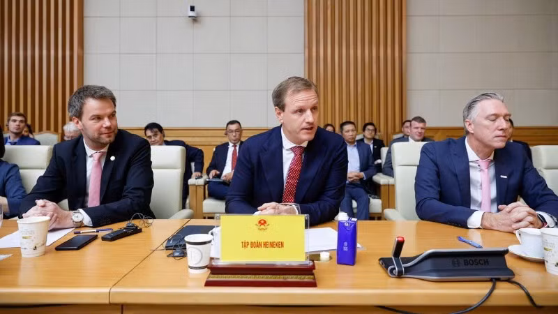 Ông Wietse Mutters (giữa), Tổng Giám đốc Điều hành Heineken Việt Nam chia sẻ tại buổi đối thoại. (Ảnh: EuroCham)