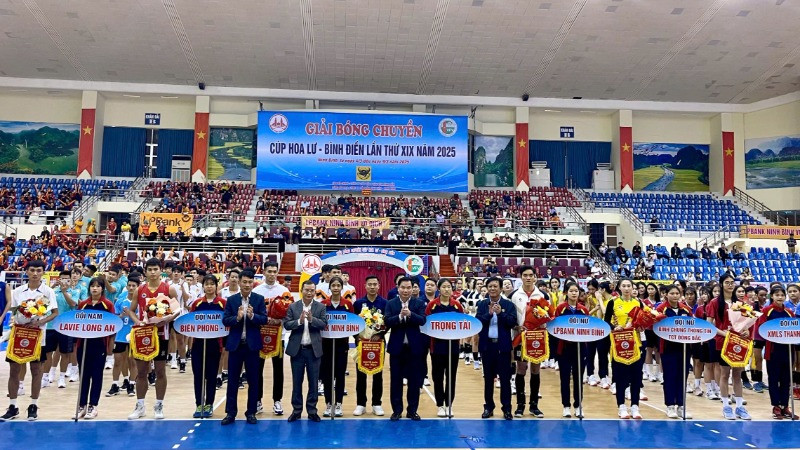 Ban tổ chức giải trao cờ lưu niệm và tặng hoa các đội tham gia.
