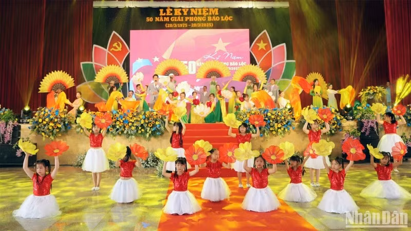 Tiết mục văn nghệ tại Lễ kỷ niệm 50 năm Ngày Giải phóng Bảo Lộc.