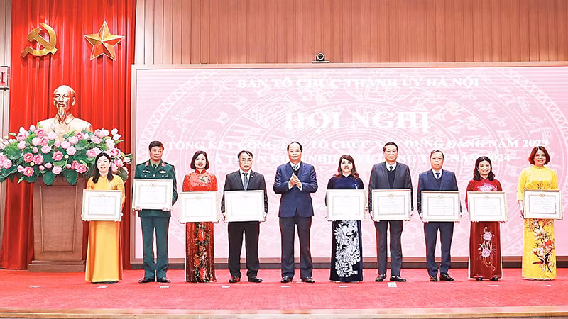 Lãnh đạo thành phố Hà Nội tặng bằng khen cho các tập thể, cá nhân có thành tích xuất sắc trong công tác tổ chức xây dựng Đảng năm 2023.