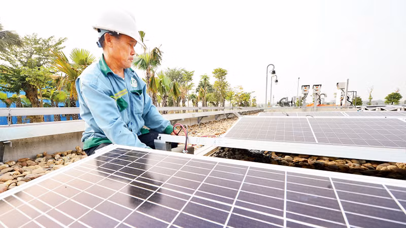 Lắp đặt tấm pin mặt trời tại Nhà máy Nước mặt Sông Đuống. (Ảnh TRẦN TUẤN)