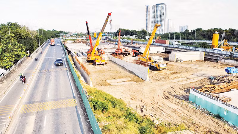 Thi công nút giao An Phú (thành phố Thủ Đức).