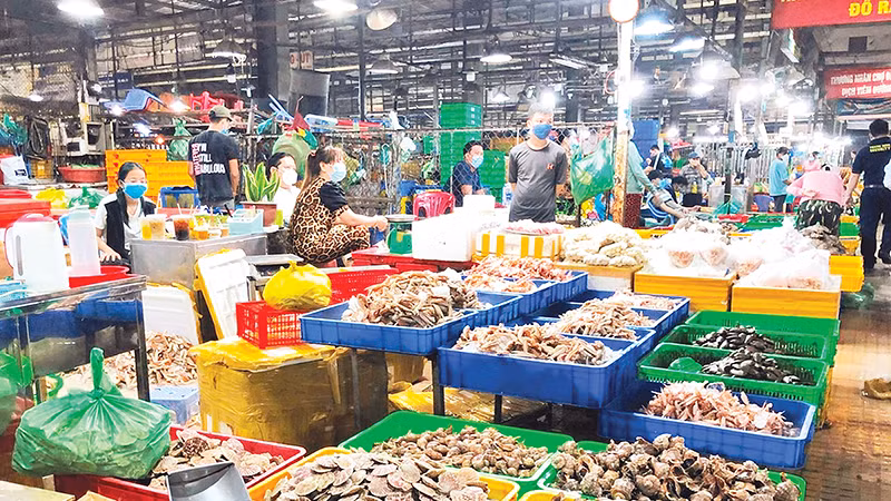Khu vực kinh doanh hải sản ở chợ đầu mối nông sản-thực phẩm Bình Điền.