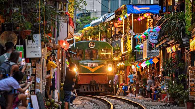 Hoạt động kinh doanh cà-phê đường tàu gây ảnh hưởng nghiêm trọng tới an toàn đường sắt. (Ảnh: MẠNH QUÂN)