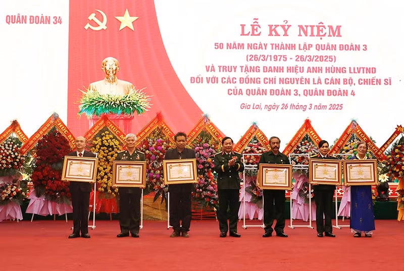 Thừa ủy quyền của Chủ tịch nước, Thượng tướng Lê Huy Vịnh - Ủy viên Ban Chấp hành Trung ương Đảng, Thứ trưởng Quốc phòng trao tặng danh hiệu Anh hùng Lực lượng Vũ trang nhân dân cho các thân nhân gia đình.