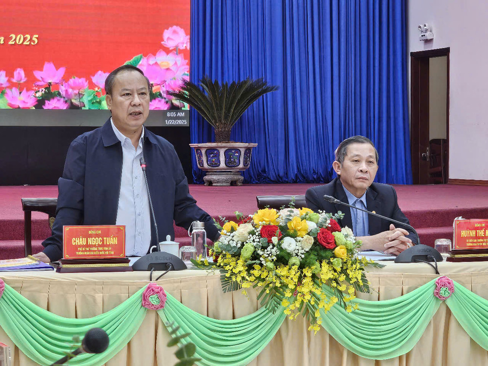 Các đồng chí chủ trì hội nghị
