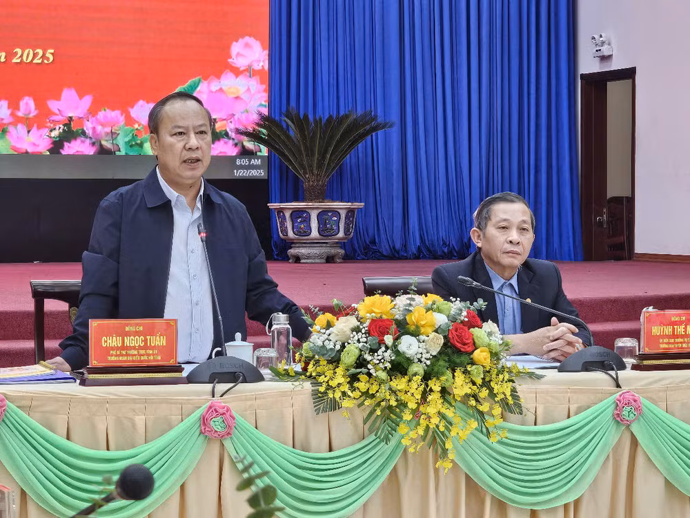 Các đồng chí chủ trì hội nghị