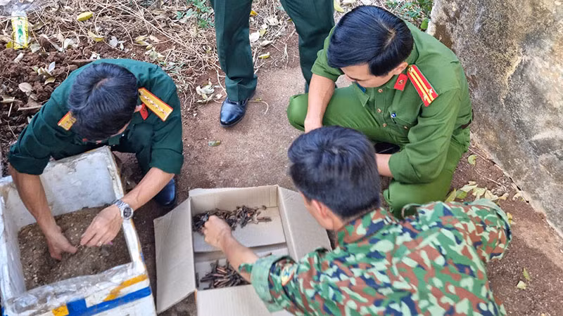 Lực lượng chức năng kiểm đếm tang vật thu giữ được tại hiện trường.