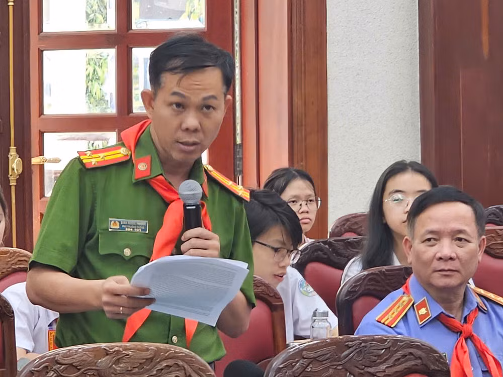 Đại diện ngành Công an trả lời câu hỏi về nhóm vấn đề phòng ngừa trẻ em sử dụng chất kích thích, ma túy; ngăn chặn việc mua bán chất gây nổ, vật liệu làm pháo...