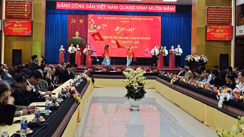 Văn nghệ chào mừng.