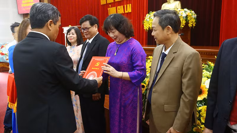Ủy viên Trung ương Đảng, Bí thư Tỉnh ủy Hồ Văn Niên trao quyết định cho đồng chí Phạm Thị Tố Hải.