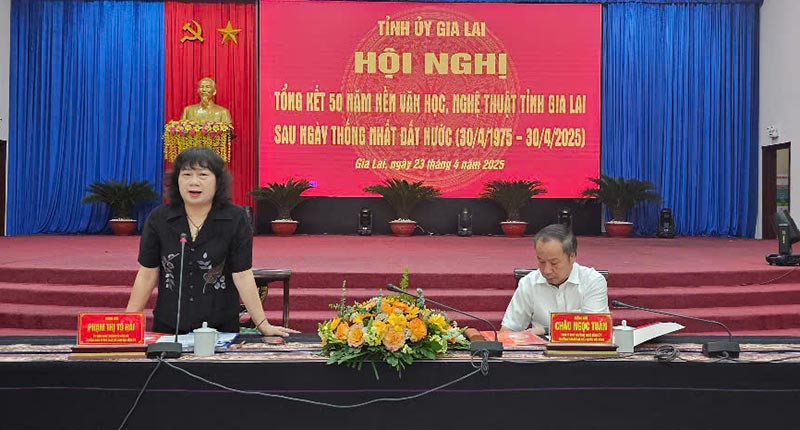Các đồng chí chủ trì hội nghị.