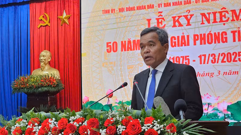 Ủy viên Trung ương Đảng, Bí thư Tỉnh ủy, Chủ tịch Hội đồng nhân dân tỉnh Hồ Văn Niên đọc diễn văn tại lễ kỷ niệm.