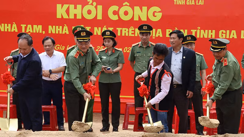 Các đại biểu thực hiện lễ khởi công xây dựng nhà mới cho hộ nghèo trên địa bàn xã Đak Djrăng, huyện Mang Yang.