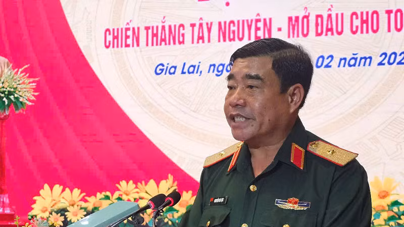 Thiếu tướng Nguyễn Bá Lực - Tư lệnh Quân đoàn 34 phát biểu chào mừng tọa đàm.