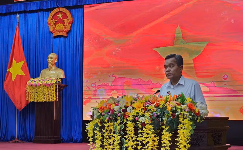 Ủy viên Trung ương Đảng, Bí thư Tỉnh ủy, Chủ tịch Hội đồng nhân dân tỉnh Hồ Văn Niên phát biểu kết luận hội nghị.