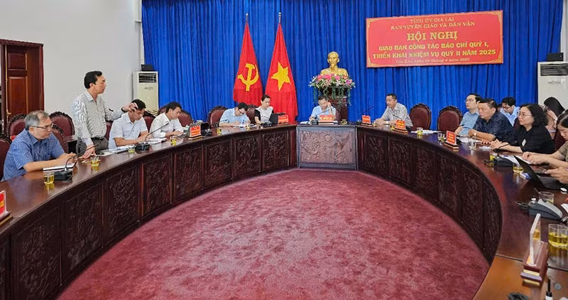 Đại biểu tham gia thảo luận.