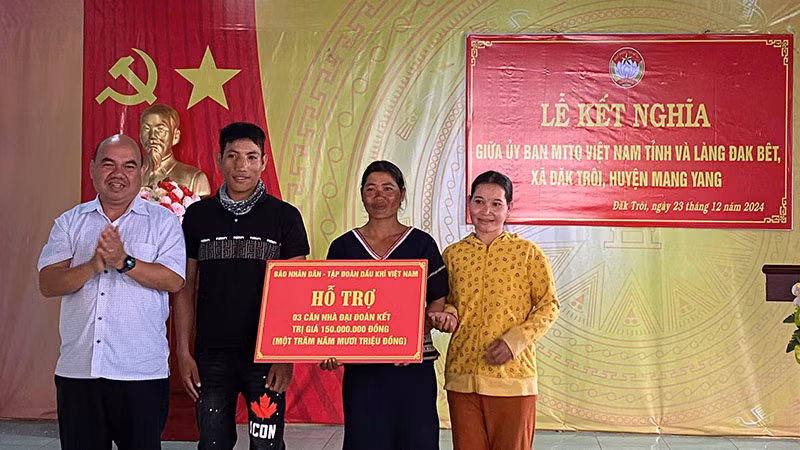 Ban vận động Quỹ " vì người nghèo" Gia Lai trao biển tài trợ nhà Đại đoàn kết cho hộ cận nghèo ở huyện Mang Yang.