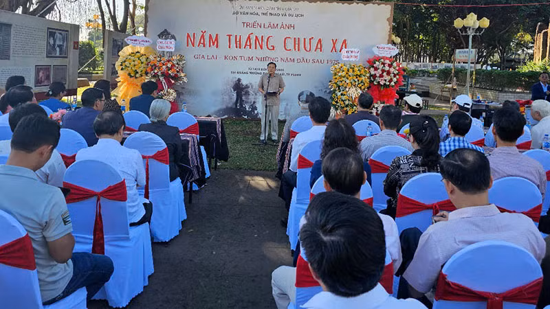 Triển lãm thu hút đông đảo các đại biểu và người dân tham dự.