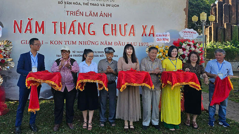 Lãnh đạo Sở Văn hóa và các đại biểu cắt băng khai mạc triển lãm.