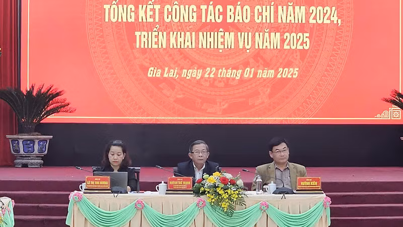 Các đồng chí chủ trì hội nghị.