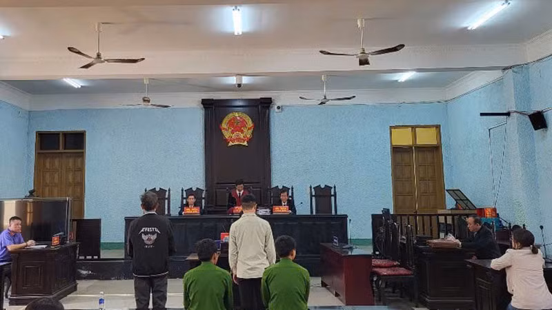 Bị cáo Nguyễn Duy Sâm (áo khoác đen) và bị cáo Bùi Viết Minh Quân tại phiên tòa.