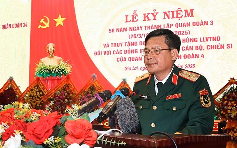 Thiếu tướng Nguyễn Trần Long - Phó Chính ủy Quân đoàn 34 đọc báo cáo tại buổi lễ.