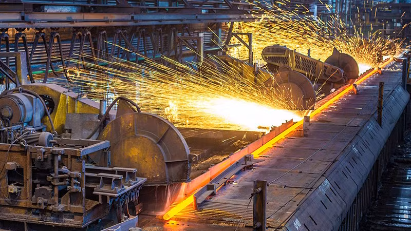 Sản xuất thép cán tại Tập đoàn Hòa Phát. (Ảnh: nhandan.vn)