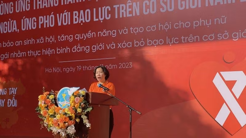 Chủ tịch Hội Liên hiệp Phụ nữ thành phố Hà Nội Lê Kim Anh phát biểu tại chương trình.