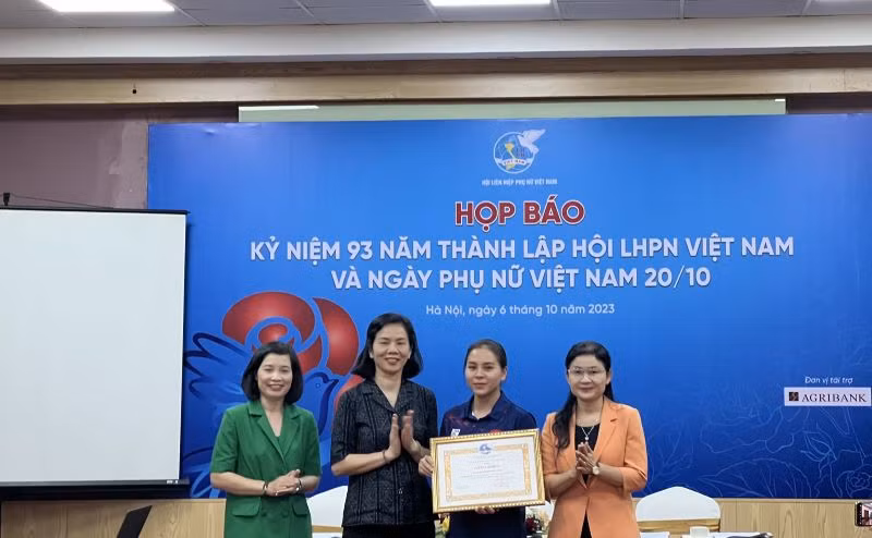 Trao Bằng khen của Đoàn Chủ tịch Trung ương Hội Liên hiệp Phụ nữ Việt Nam tặng xạ thủ Trịnh Thu Vinh.