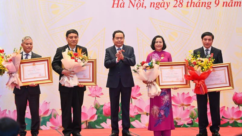 Phó Chủ tịch Thường trực Quốc hội Trần Thanh Mẫn trao Huân chương Lao động và tặng hoa chúc mừng các cá nhân. (Ảnh: Duy Linh)