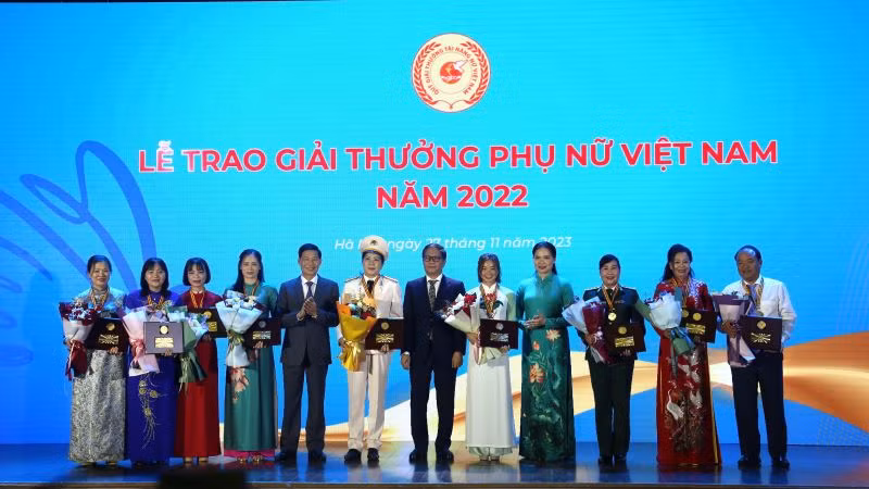 Tôn vinh các tập thể, cá nhân nhận Giải thưởng Phụ nữ Việt Nam năm 2022.