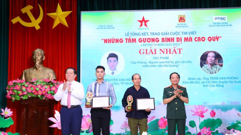 Đồng chí Nguyễn Trọng Nghĩa và Trung tướng Trịnh Văn Quyết trao giải Nhất tặng tác giả đoạt giải. 