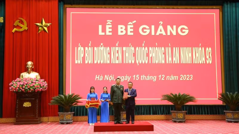 Giám đốc Học viện Quốc phòng trao giấy chứng nhận cho học viên tại lễ bế giảng.