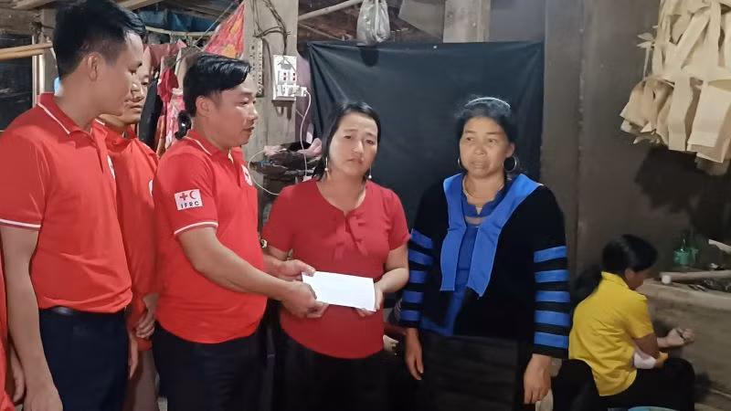 Hội Chữ thập đỏ tỉnh Lào Cai thăm hỏi, động viên gia đình nạn nhân tại thôn Nậm Than, xã Liên Minh, thị xã Sa Pa.